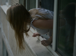 Девушка с разбитым лицом выпала из окна многоэтажки после ссоры с любовником в Ростове