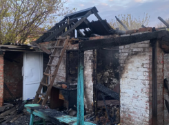 Куривший мужчина сжег диван и сам погиб на пожаре в Ростовской области