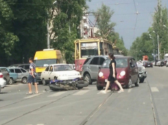 В Ростове на улице Горького столкнулись мотоцикл и Volkswagen Passat: есть пострадавшие