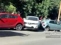 В Ростове в массовом ДТП разбились пять автомобилей 