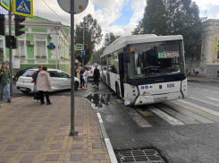 В центре Ростова произошло ДТП с участием пассажирского автобуса