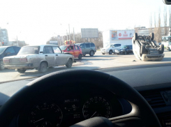 Броневик инкассаторов протаранил ВАЗ и перевернулся на перекрестке в Ростове