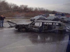 «Нива» загорелась после столкновения на трассе под Ростовом 