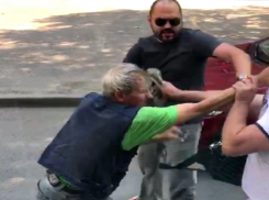 Задиристый мужчина на пустом месте устроил драку в центре Ростова и попал на видео