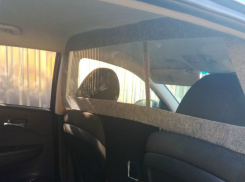 Стеклянной перегородкой обезопасил себя от агрессивных и болтливых пассажиров таксист в Ростове 