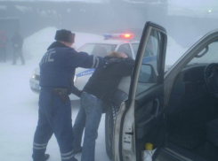 Мужчина с пистолетом надругался над связанным другом и сбежал в Ростовскую область