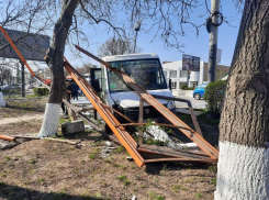 В Ростове маршрутка въехала в остановку