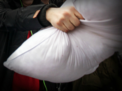 Прикрыв пенсионерке лицо подушкой, рецидивист похитил ее шубу в Ростовской области