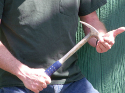 Мужчина получил несколько ударов молотком по голове во время ссоры с соседом в Ростове