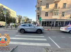 В центре Ростова кроссовер сбил пожилого пешехода
