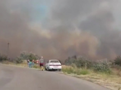 Задыхающийся от плотного дыма хутор под Ростовом попал на видео