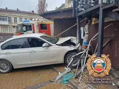 В Ростове водителю BMW стало плохо за рулем и он врезался в стену дома на Ворошиловском