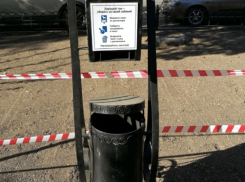 Специальные урны для владельцев собак установили после посева нового газона на Пушкинской в Ростове