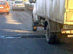 Асфальт на Малиновского в Ростове не пережил атаку большегрузов