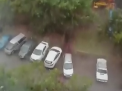 В Ростове град побил автомобили и напугал прохожих