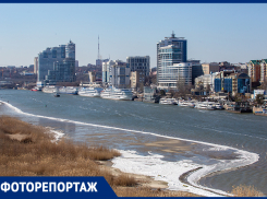 В Ростове из-за сильного ветра снова обмелело дно реки Дон