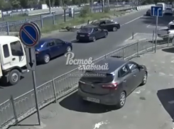В Ростове мотоциклист влетел в автомобиль и уехал с места происшествия