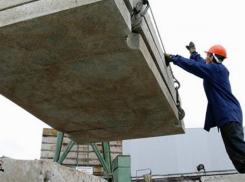 Обрушившейся со стройки бетонной плитой придавило мужчину в Ростовской области