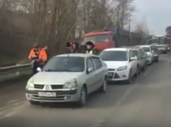 Массовое ДТП с иномарками и отечественными авто в Ростове спровоцировало пробку и попало на видео