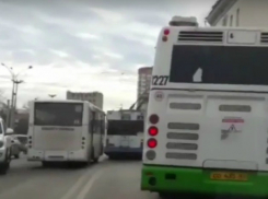 Опасные маневры на встречке водителя маршрутки в Ростове возмутили пассажиров и попали на видео