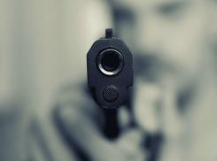 В Азове мужчина с пистолетом угнал эвакуатор