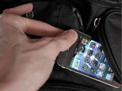 Молодой бандит выхватил дорогой телефон у лицеистки на улице Ростова