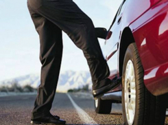 Обиженный мужчина на сто тысяч рублей отпинал иномарку бывшей супруги на парковке Ростова