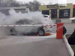В Ростове на Нагибина загорелся автомобиль