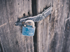 «Свой сарай от врагов запирай»: как подготовить дачу и инструмент к зиме