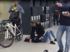 Драка лежащей матерщинницы и продавщицы супермаркета Ростова с ударом между ног попала на видео