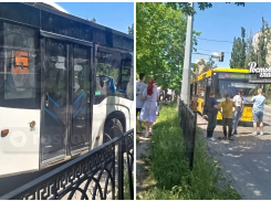 Осколками стекла травмировало пассажира после столкновения двух автобусов в Ростове на Зорге