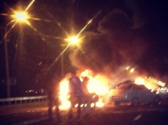 На въезде в Ростов горящий «ВАЗ-2104» столкнулся с «десяткой»