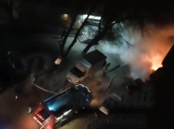 В Ростове сгорела иномарка во дворе жилого дома