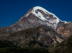 Ростовского туриста с травмой ноги с горы Казбек будет спасать МЧС