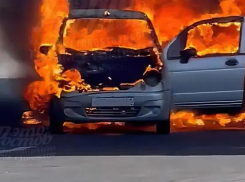 В центре Ростова-на-Дону на ходу загорелся и взорвался автомобиль