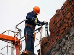 Мужчина разбился насмерть, выпав с 15-го этажа строящегося здания в Ростове