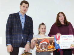 Пять тысяч рублей получила за новогоднюю собачку маленькая художница в Ростове