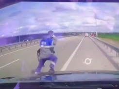 Под Ростовом насмерть сбили мужчину, вышедшего на дорогу убрать покрышку