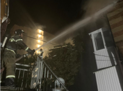 В Ростове более 100 человек тушат пожар в жилом доме на улице Островского
