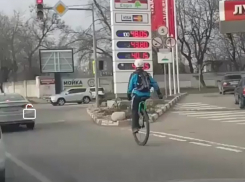 Виртуозный акробат на уницикле привел в дикий восторг жителей Ростова-на-Дону