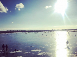 Два рыбака провалились под лед на реке Ерик в Ростовской области