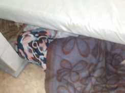 Власти отрицают, что в ЦРБ Белой Калитвы старики вместо коек лежат на полу