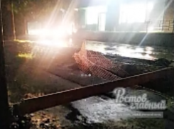 В Ростове точный удар молнии повалил столб