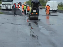 Дымящийся под дождем асфальт и мокрые дорожники на видео удивили жителя Ростовской области