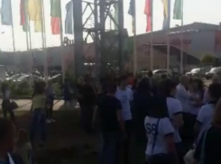 Эвакуированные из «Меги» покупатели оказались в ловушке без воды и с маленькими детьми