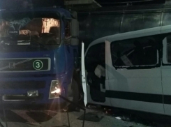 Семь женщин из Ростовской области и молодой мужчина пострадали в жутком ДТП с молоковозом 