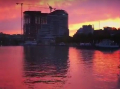 Огненно-кровавый закат под «ванильными» небесами восхищенные жители Ростова сняли на видео