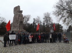 В Новочеркасске прошел митинг против строительства часовни у памятника красным казакам