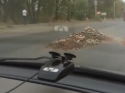 Потерявший поклажу грузовик с мусором устроил жесткий дорожный квест в Ростове