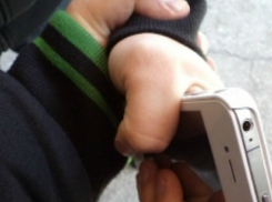 Дорогой мобильник «потерял» после грубого толчка в спину молодой житель Ростова